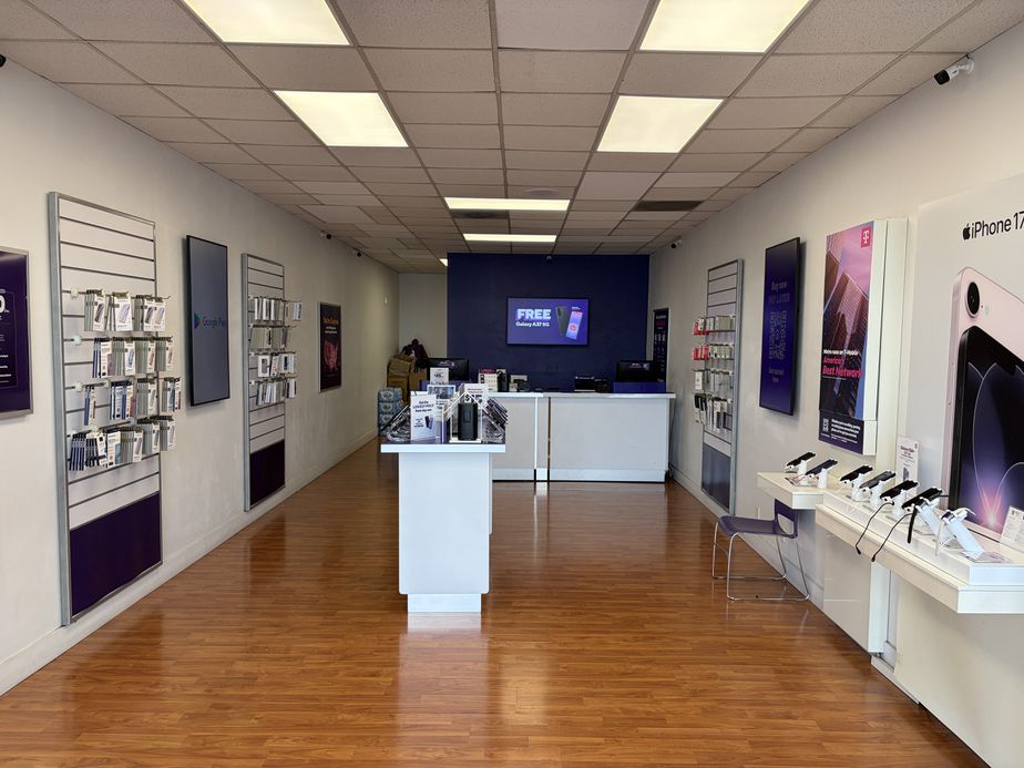 Metro by T-Mobile 11500 NE 76th St - 11500 NE 76th St 