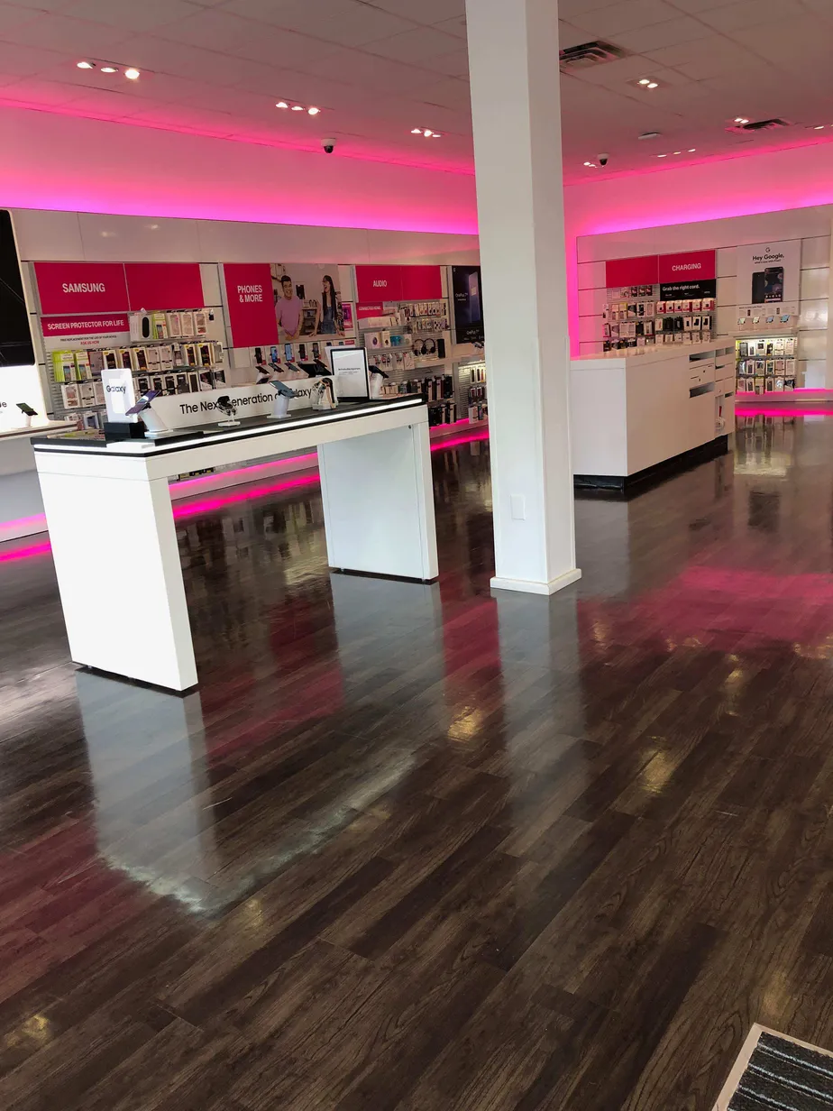 Foto del interior de la tienda T-Mobile en Crossways Shopping Center, Chesapeake, VA