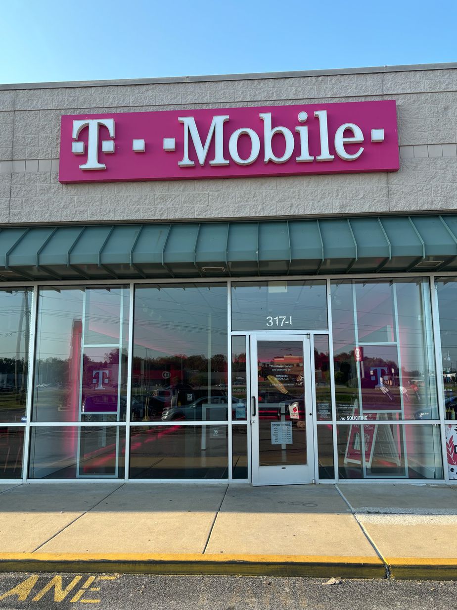 Exterior photo of T-Mobile Store at Alton Corners, Alton, IL