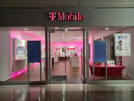 Exterior photo of T-Mobile Store at Yorktown Mall, Lombard, IL