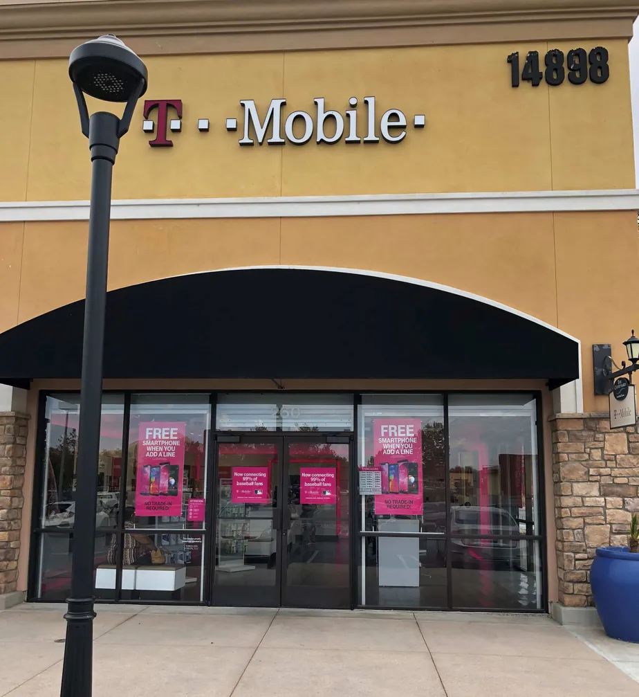 Exterior photo of T-Mobile store at Dale Evans & Hwy 18, Apple Valley, CA