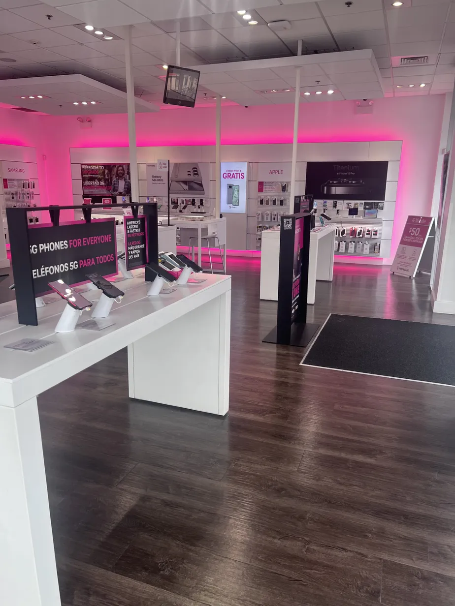 Foto del interior de la tienda T-Mobile en Harlem & Cermak, North Riverside, IL