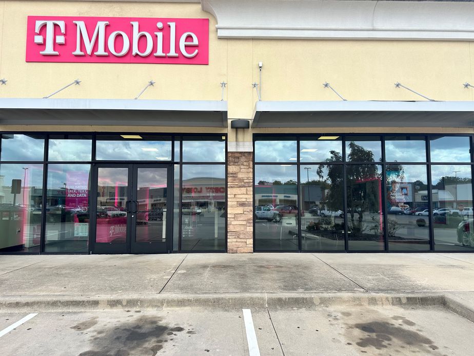 Exterior photo of T-Mobile Store at Lamar Ave & Loop 286, Paris, TX