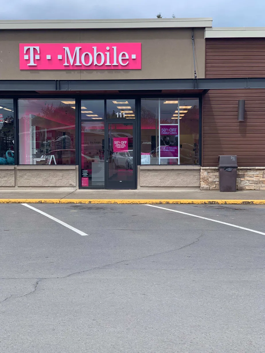 Exterior photo of T-Mobile store at Robbins St & N Molalla Ave, Molalla, OR