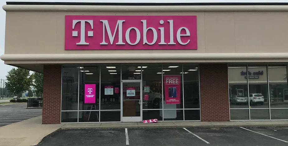  Exterior photo of T-Mobile store at N Burkhardt Rd & Physicians Ct, Evansville, IN 