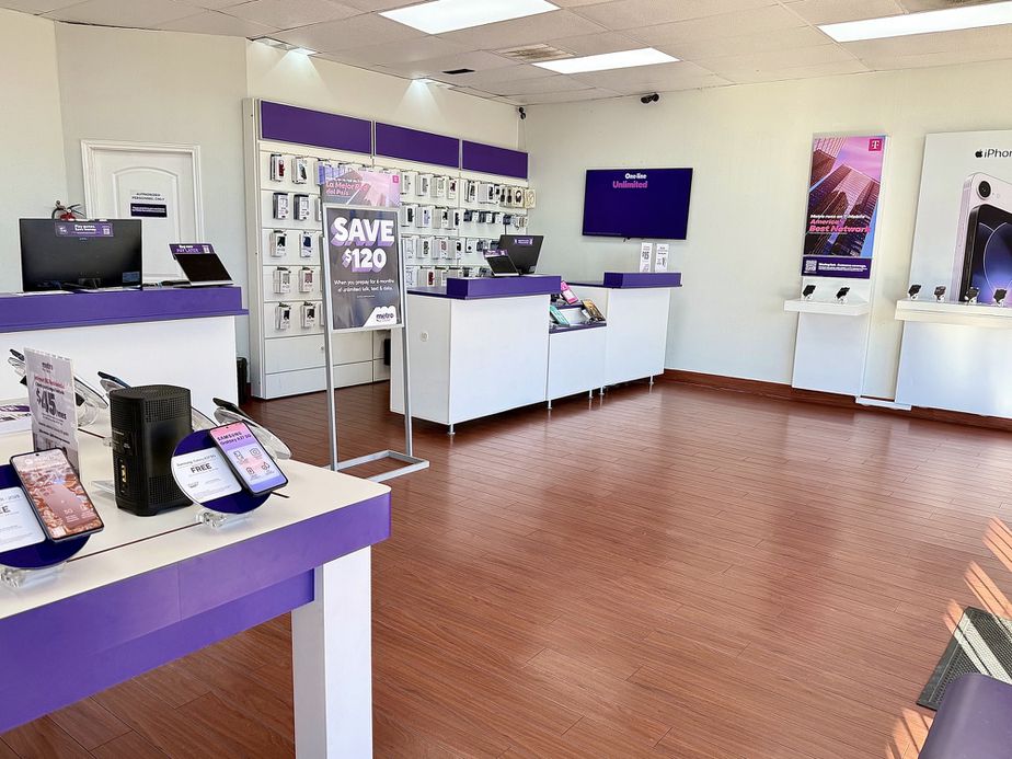 Metro by T-Mobile 4825 Ross Ave - 4825 Ross Ave 