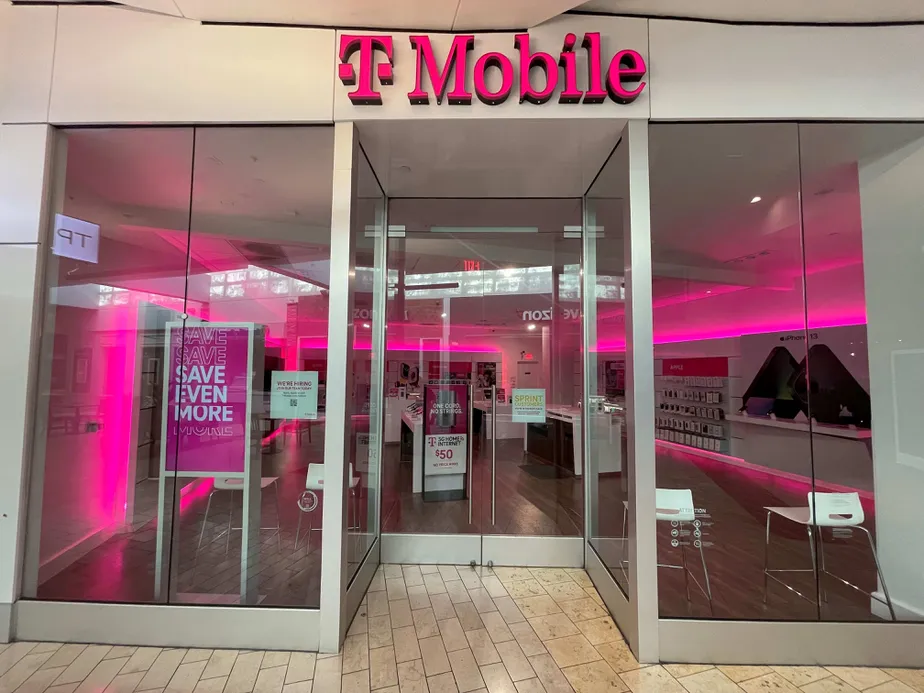Foto del exterior de la tienda T-Mobile en Oakridge Mall, San Jose, CA