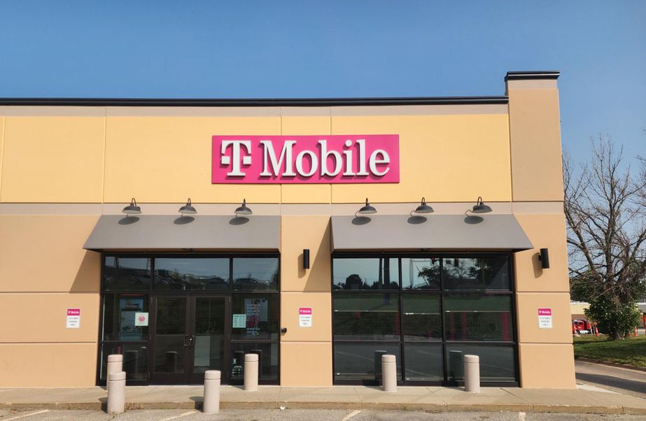 Exterior photo of T-Mobile Store at S Center St & Nicholas Dr, Marshalltown, IA