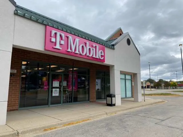 Exterior photo of T-Mobile store at E Rand Rd & Dorothy Rd, Arlington Heights, IL