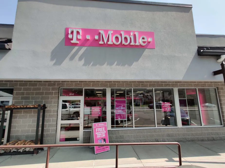 Foto del exterior de la tienda T-Mobile en Hoosick Rd & Mohawk Ave, Brunswick, NY