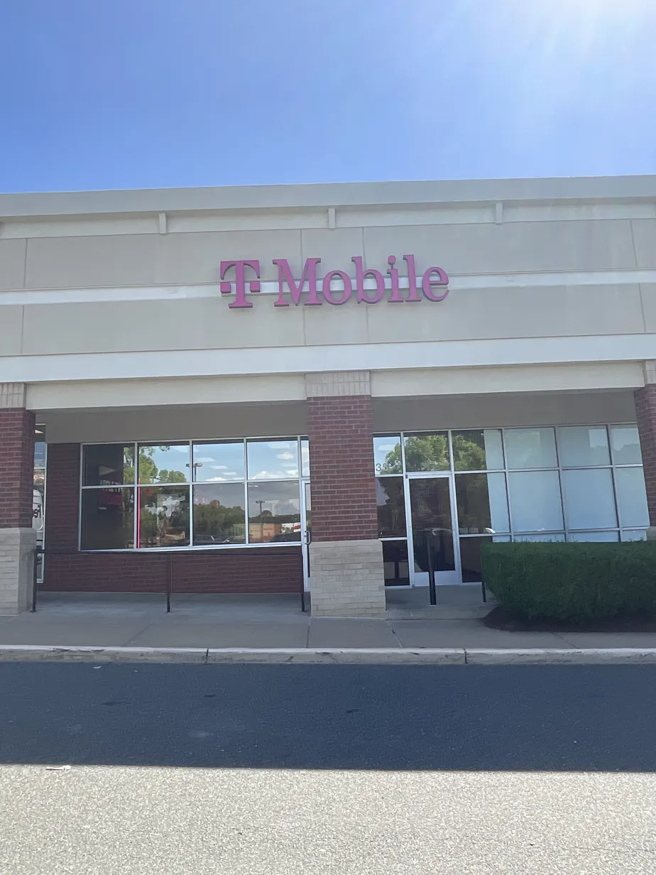 Foto del exterior de la tienda T-Mobile en Cheshire Station, Woodbridge, VA