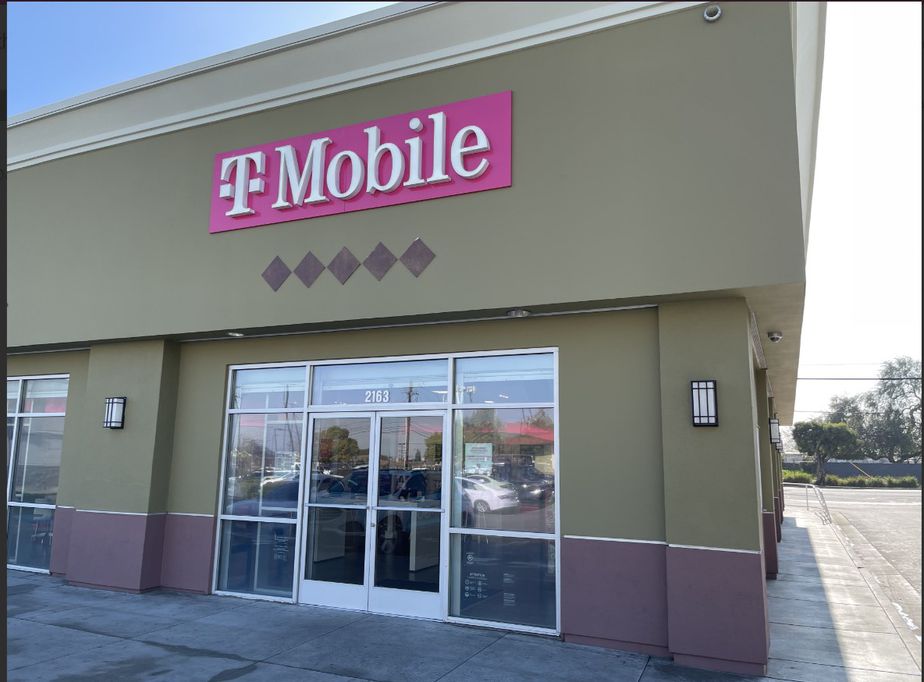 Exterior photo of T-Mobile Store at Rosecrans & Central, Compton, CA