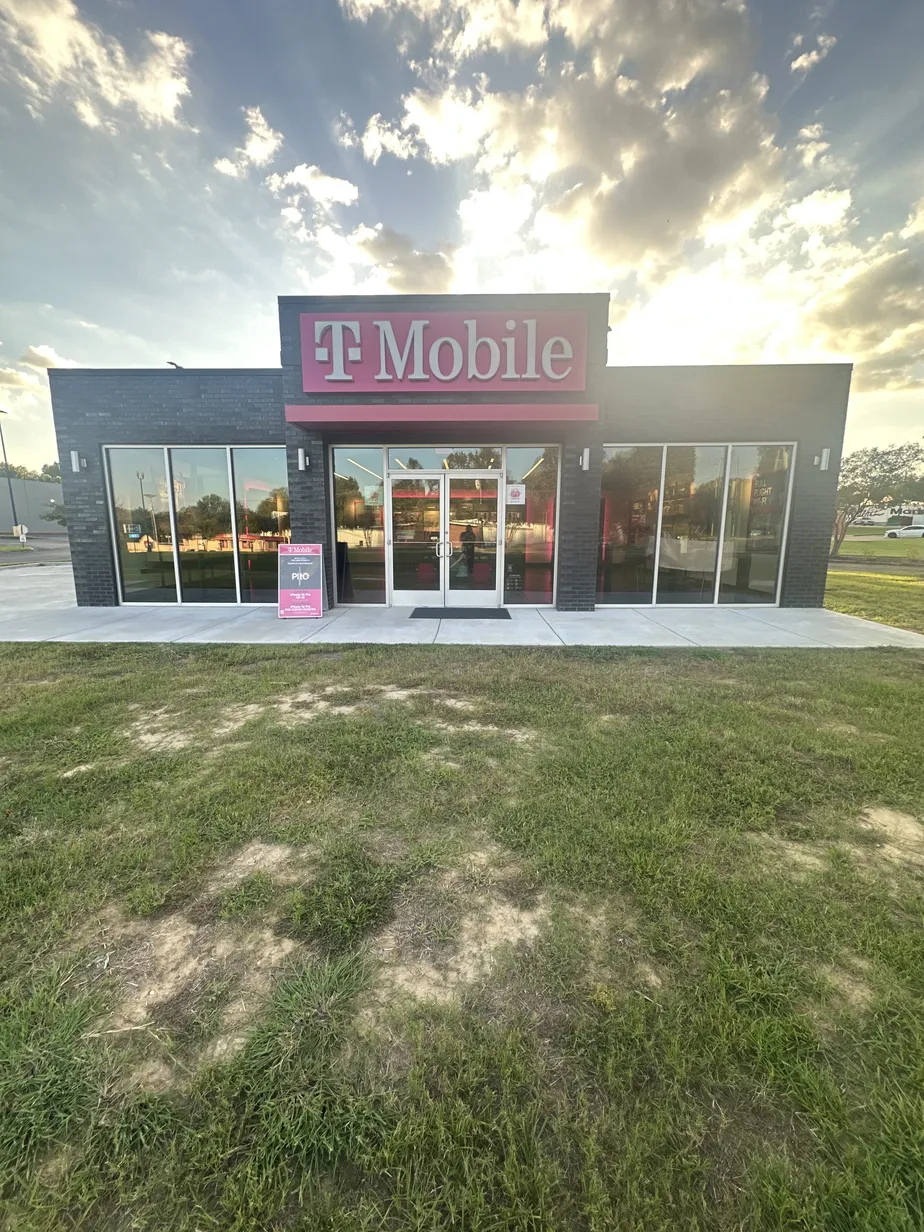  Exterior photo of T-Mobile Store at John R Junkin Dr & Windsor Lodge Rd, Natchez, MS 