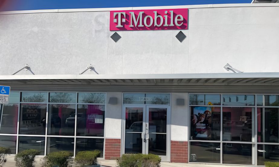 Exterior photo of T-Mobile Store at Roper Blvd & S Hwy 27, Clermont, FL