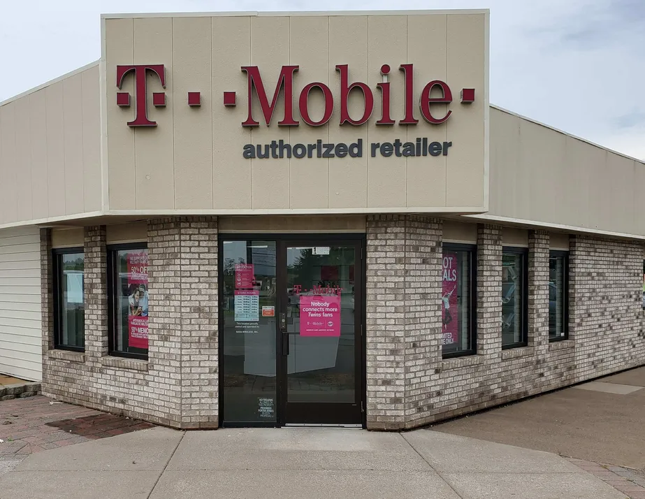Exterior photo of T-Mobile store at Minnesota 95 & Garfield St N, Cambridge, MN