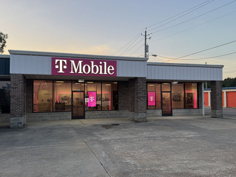 Exterior photo of T-Mobile Store at Cotton Gin Port & US 278, Amory, MS