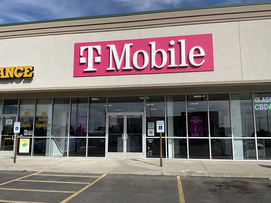 Exterior photo of T-Mobile Store at Lincoln Ave & Yakima Ave, Jerome, ID