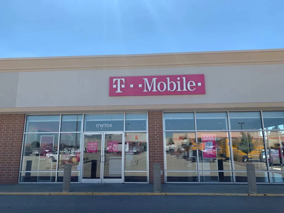 Exterior photo of T-Mobile store at 22nd & Midwest, Oakbrook Terrace, IL