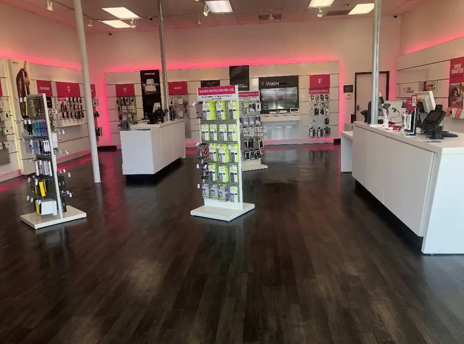 Foto del interior de la tienda T-Mobile en Nordhoff & Reseda, Northridge, CA