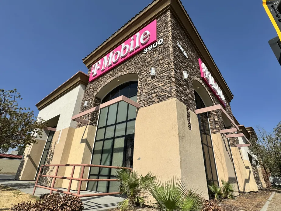  Exterior photo of T-Mobile Store at E Niles St & Sterling, Bakersfield, CA 