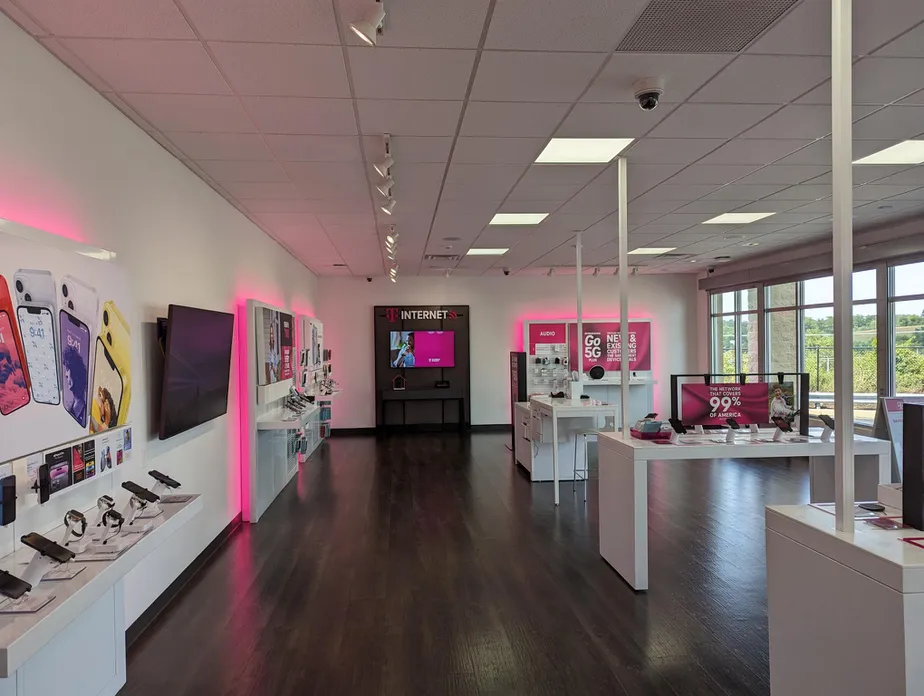 Foto del interior de la tienda T-Mobile en Shrewsbury Commons, Shrewsbury, PA