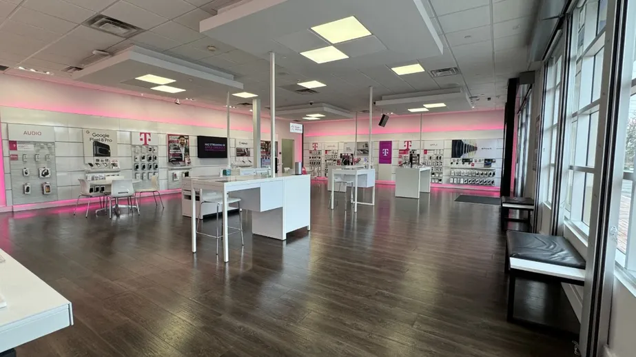 Foto del interior de la tienda T-Mobile en Crenshaw & Artesia, Torrance, CA