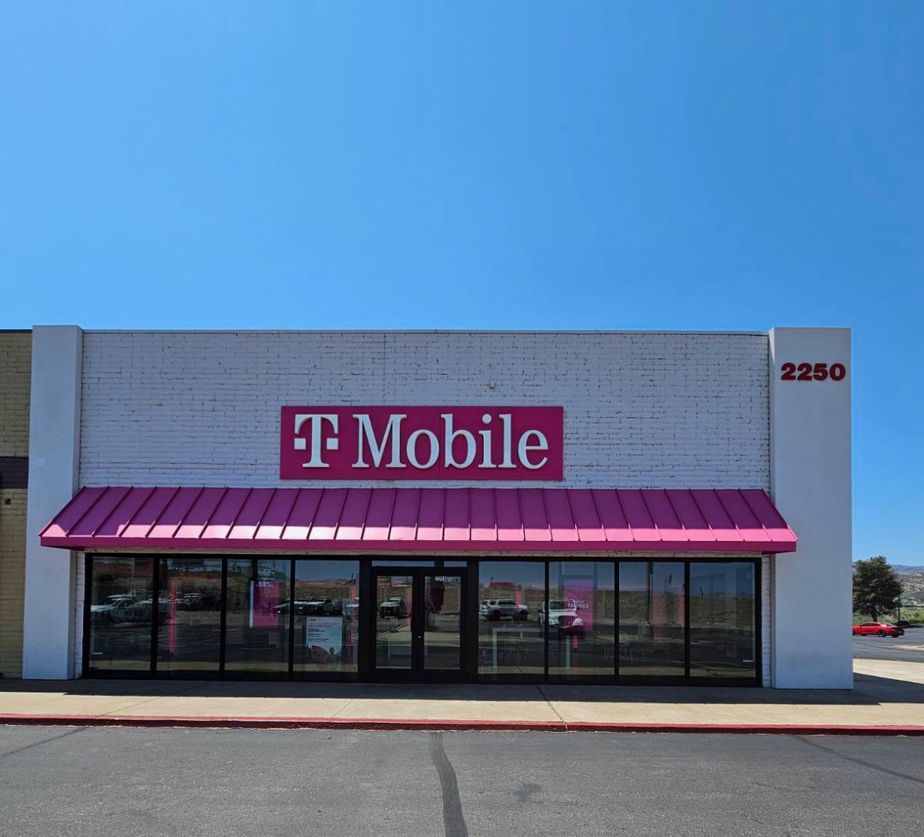 Exterior photo of T-Mobile Store at Hwy 60 & Russell, Miami, AZ