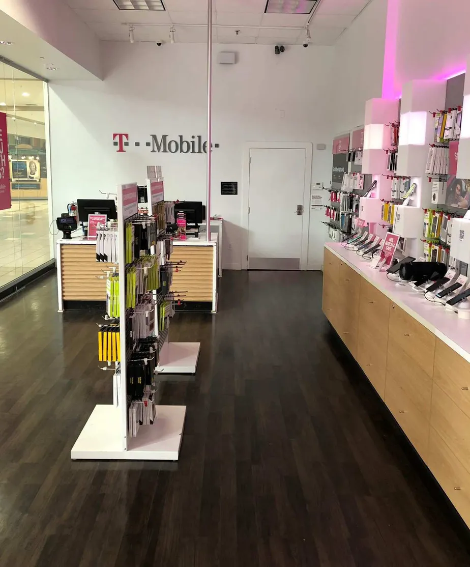 Foto del interior de la tienda T-Mobile en Cumberland Mall 4, Vineland, NJ