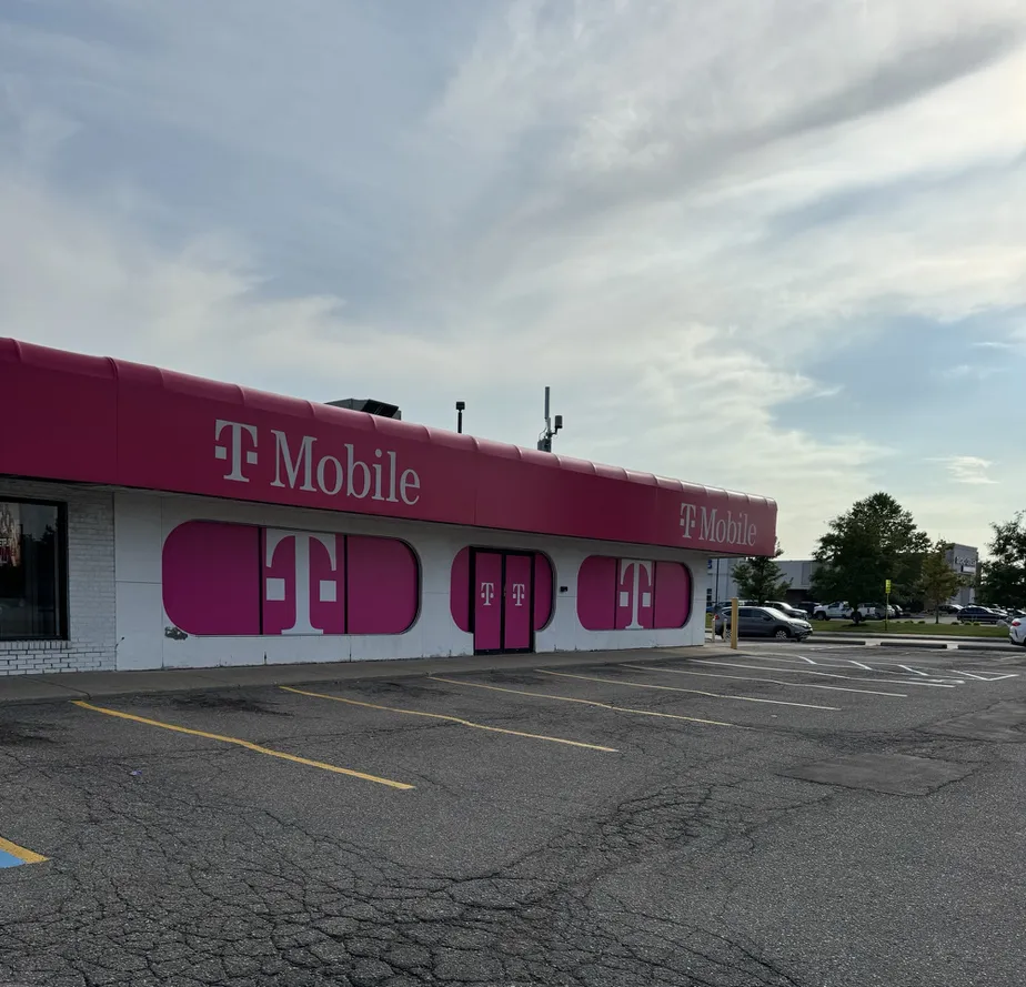  Exterior photo of T-Mobile Store at W 14 Mile Rd & Concord Dr, Madison Heights, MI 