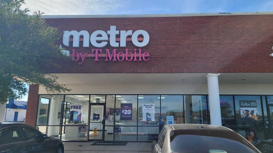 Metro by T-Mobile 215 W Camp Wisdom Rd - 215 W Camp Wisdom Rd 