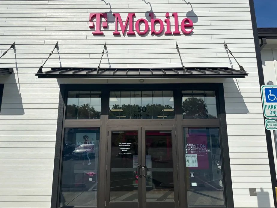  Exterior photo of T-Mobile Store at Columbus Pike & Hawthorn Blvd, Delaware, OH 