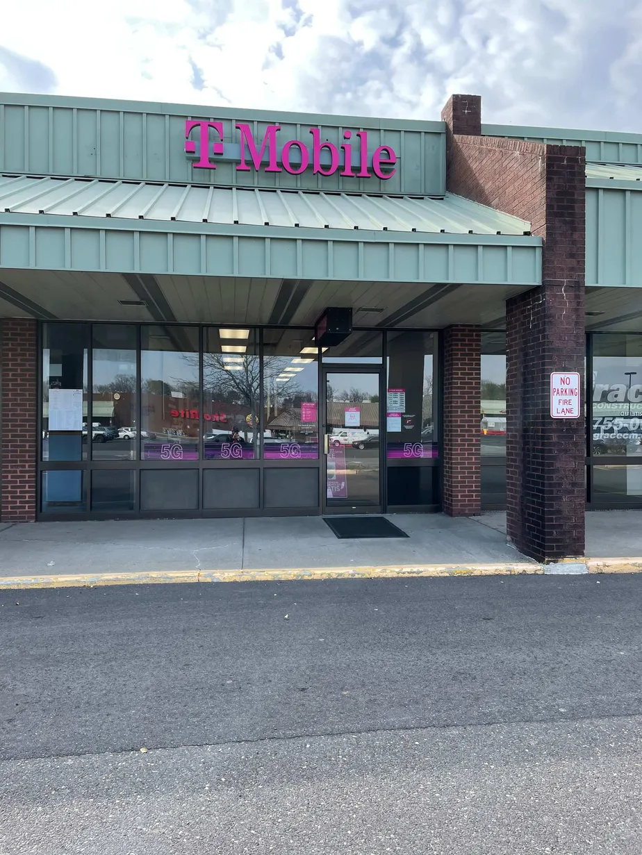  Exterior photo of T-Mobile store at N Rt 73 & Minck Ave, West Berlin, NJ 
