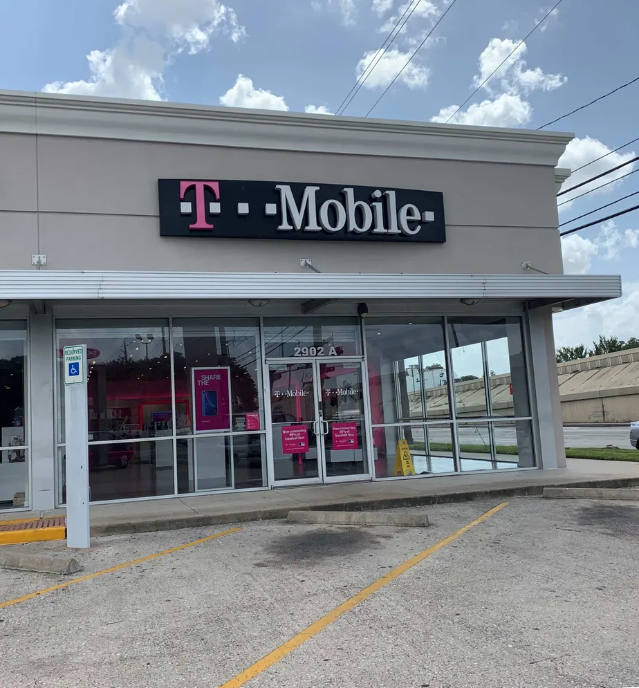 Exterior photo of T-Mobile store at Loop 610 & N Shepherd, Houston, TX