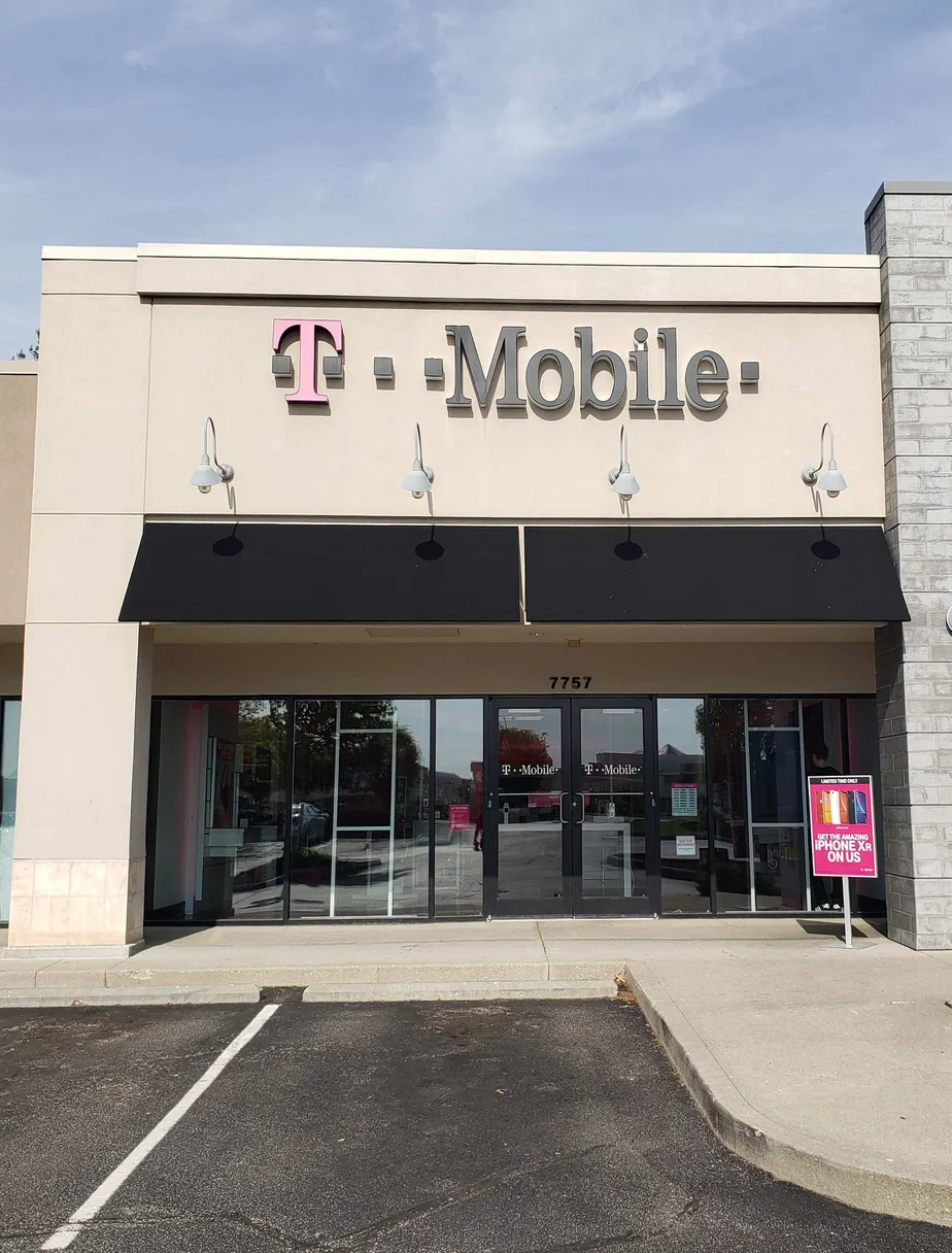 Exterior photo of T-Mobile store at Kenwood Rd & Orchard Lane, Cincinnati, OH