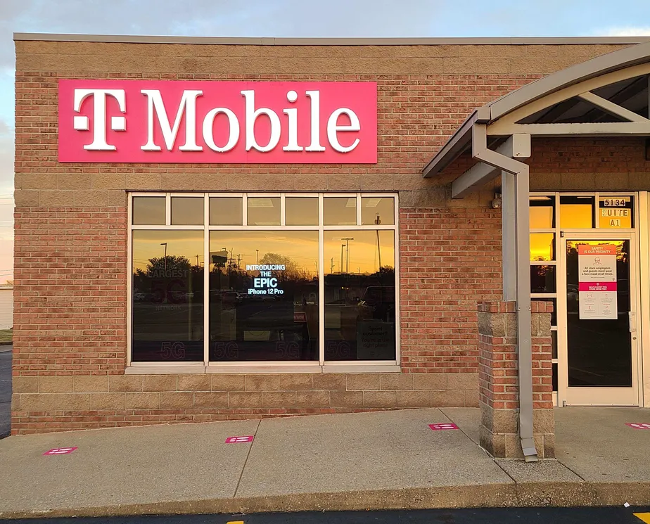  Exterior photo of T-Mobile store at Hinkleville Rd & Bell Aire Dr, Paducah, KY 