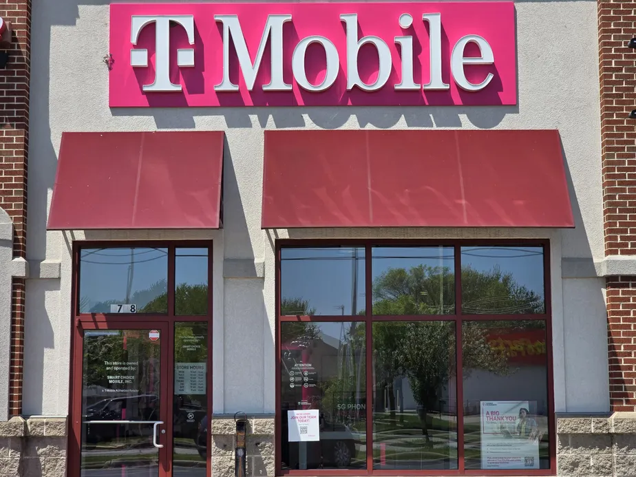  Exterior photo of T-Mobile Store at Frontenac Dr & Menard Rd, Winona, MN 