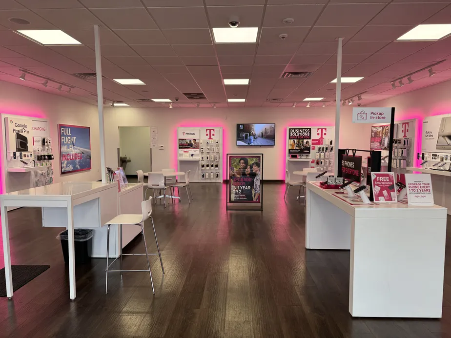 Foto del interior de la tienda T-Mobile en Cloverleaf Dr & Market Dr, Emporia, VA