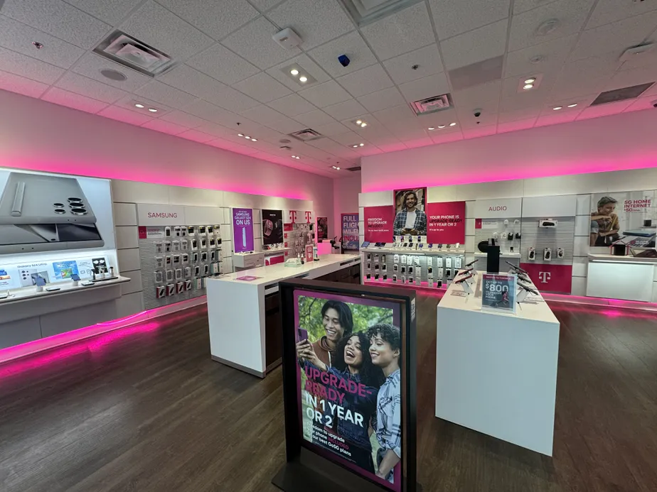 Foto del interior de la tienda T-Mobile en Eastview Mall, Victor, NY