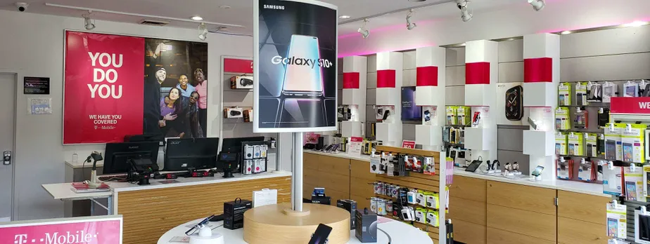Foto del interior de la tienda T-Mobile en E Palisade & S Dean, Englewood, NJ