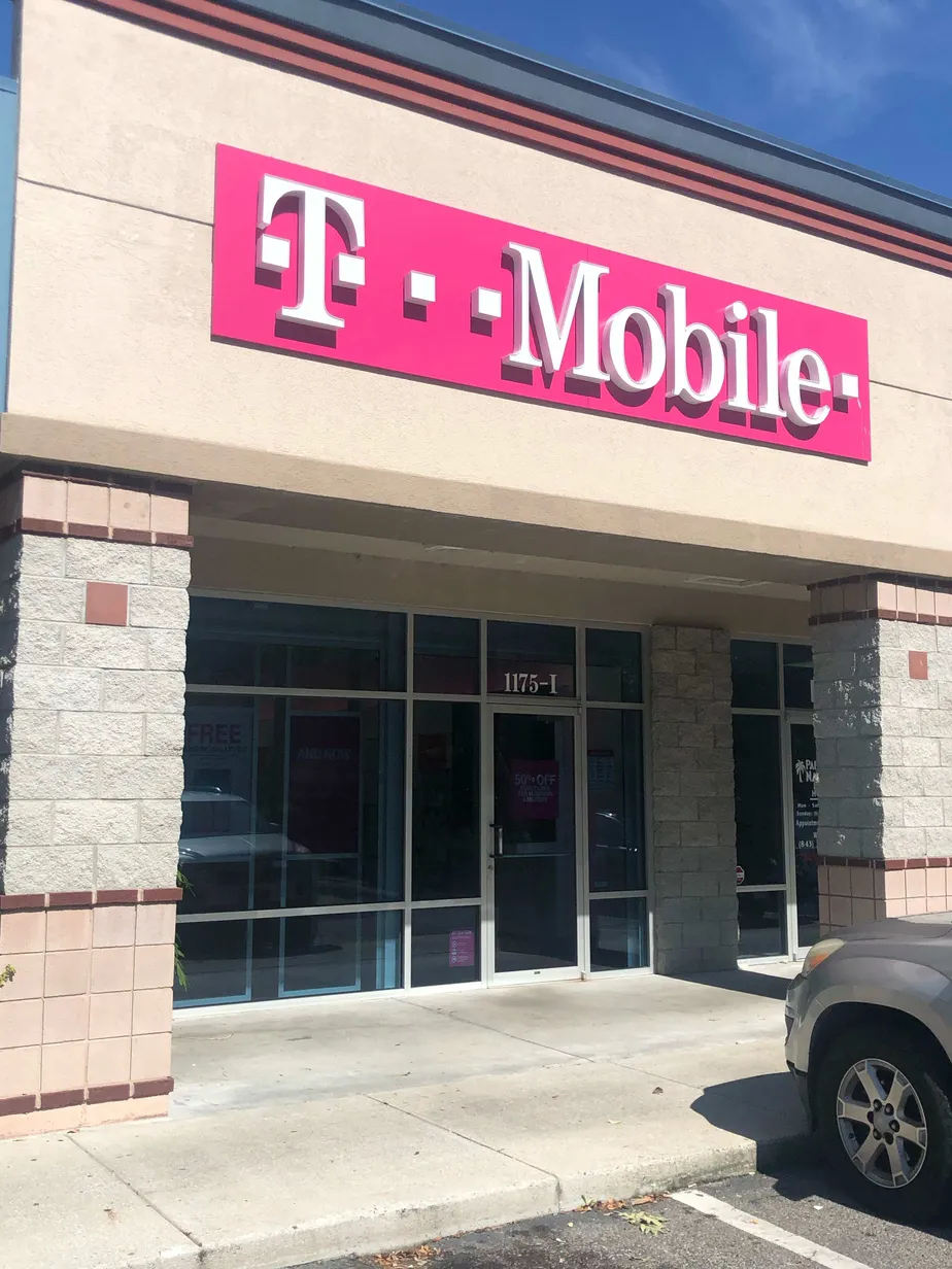 Foto del exterior de la tienda T-Mobile en Queensboro, Charleston, SC