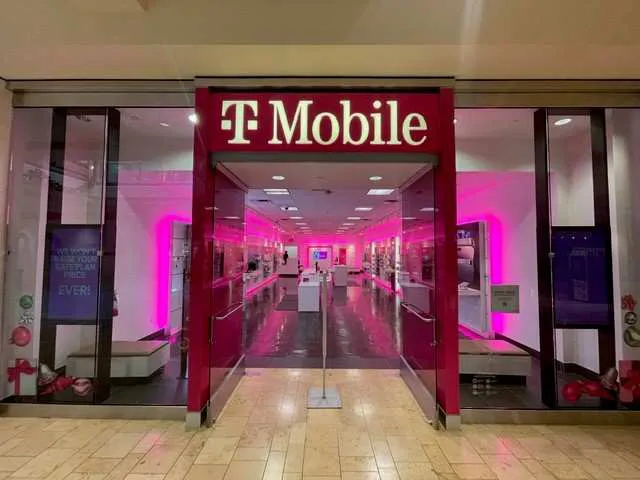 Foto del exterior de la tienda T-Mobile en The Shops At Mission Viejo, Mission Viejo, CA