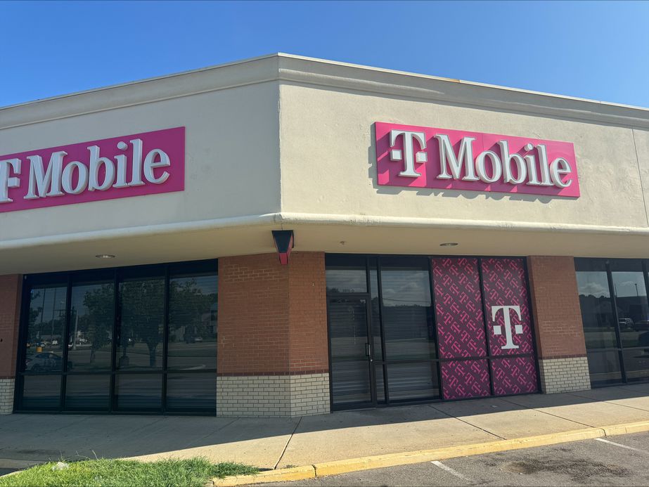 Exterior photo of T-Mobile Store at Main Street Plaza, Zachary, LA