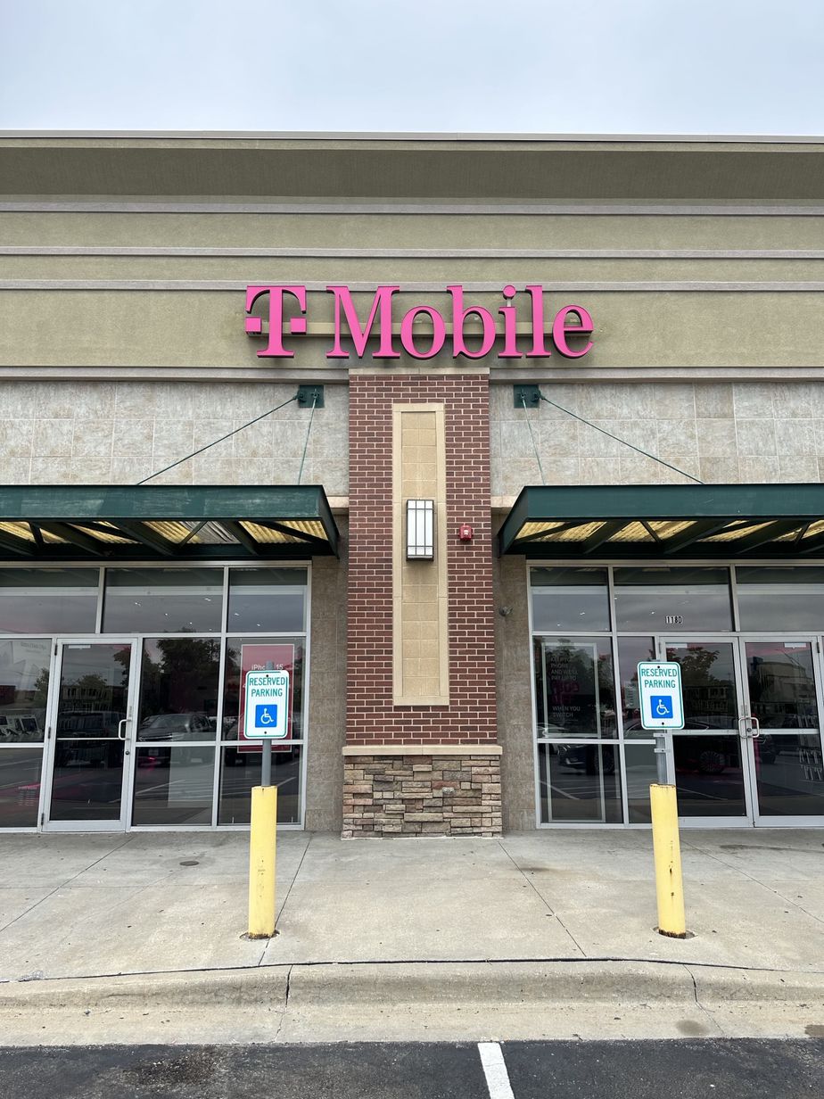 Exterior photo of T-Mobile Store at Liberty Triangle, Liberty, MO