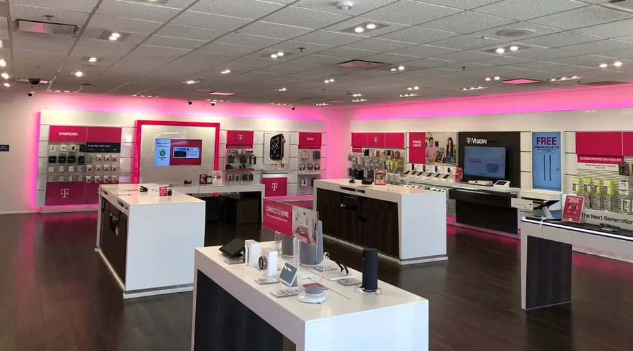 Foto del interior de la tienda T-Mobile en I-80 & Pinole Valley Rd, Pinole, CA