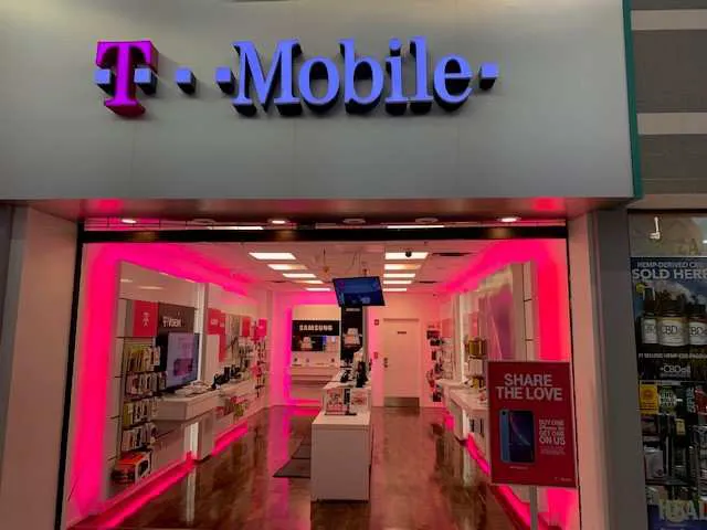 Exterior photo of T-Mobile store at Harlem & Irving Plaza, Norridge, IL