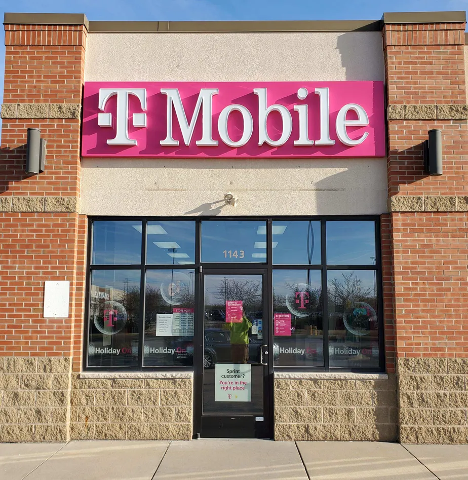  Exterior photo of T-Mobile store at Winneconne Ave & County Road Jj, Neenah, WI 