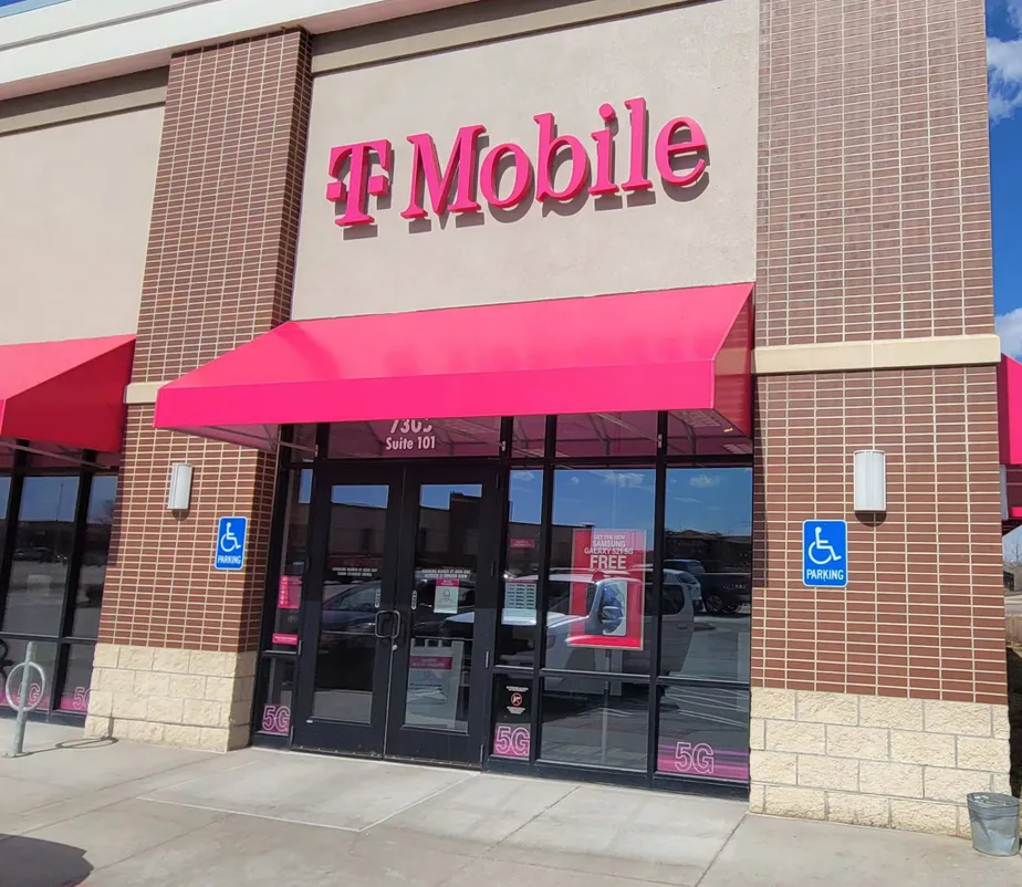 Exterior photo of T-Mobile store at Towne Center Pkwy & S 73rd St, Papillion, NE