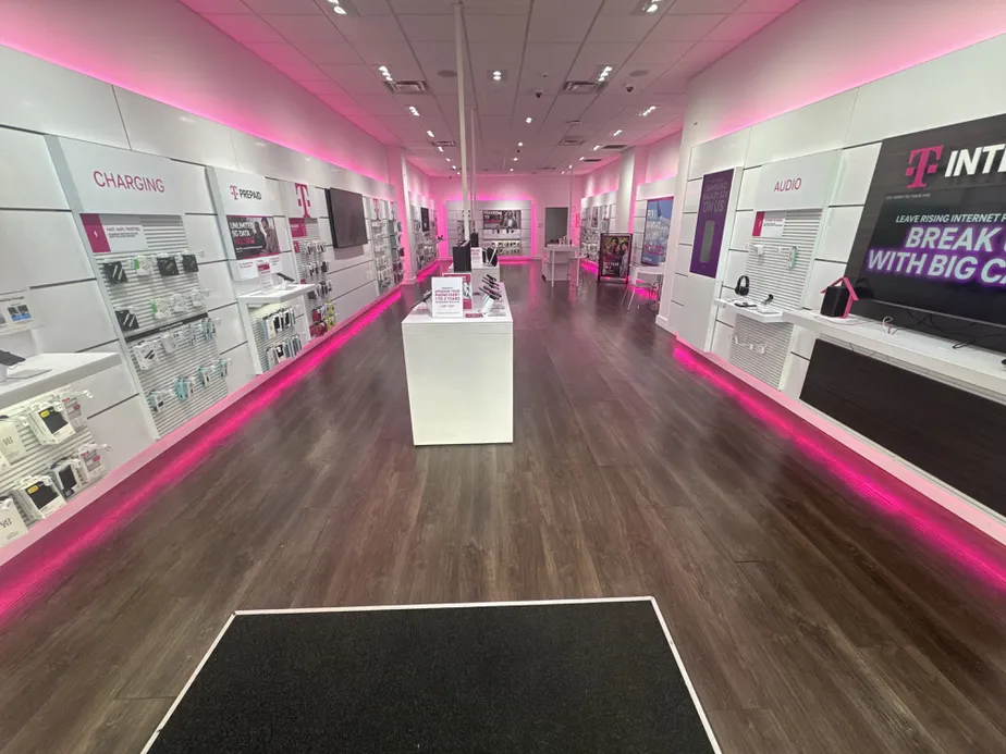 Foto del interior de la tienda T-Mobile en Court & Livingston, Brooklyn, NY