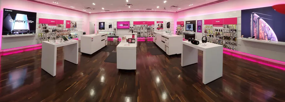 Foto del interior de la tienda T-Mobile en Ontario Mills 2, Ontario, CA