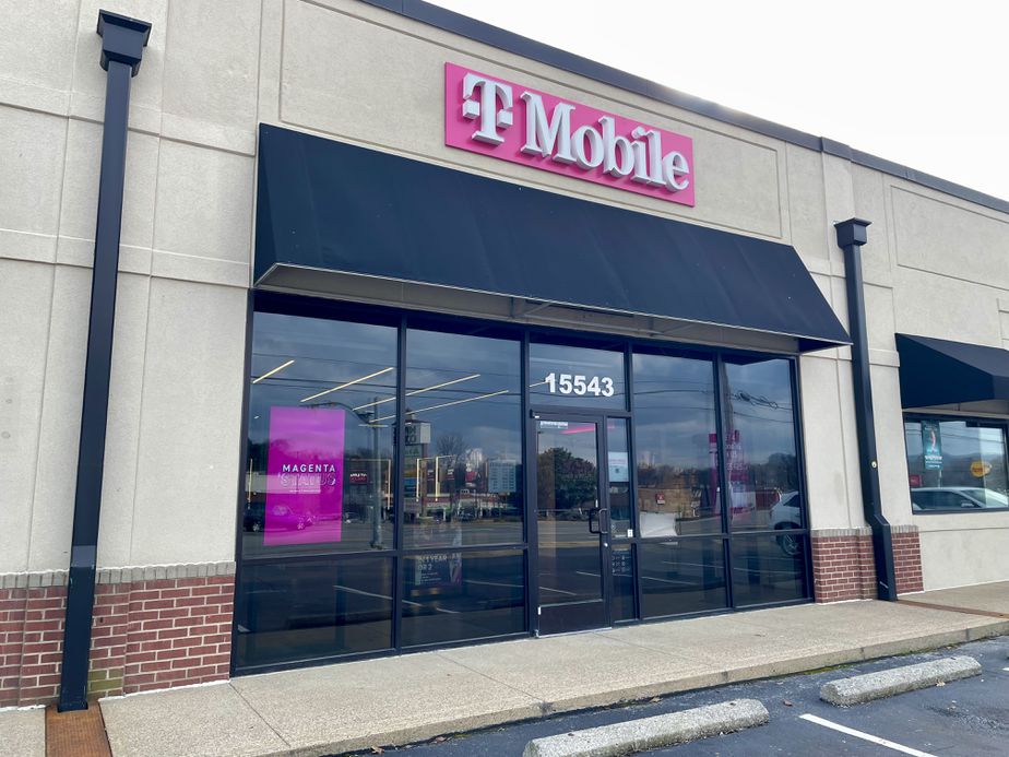 Exterior photo of T-Mobile Store at Nippers Corner, Nashville, TN